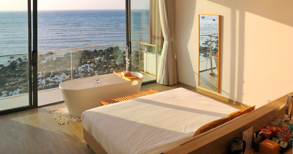 Deluxe Double Room, 1 King Bed, Balcony, Ocean View