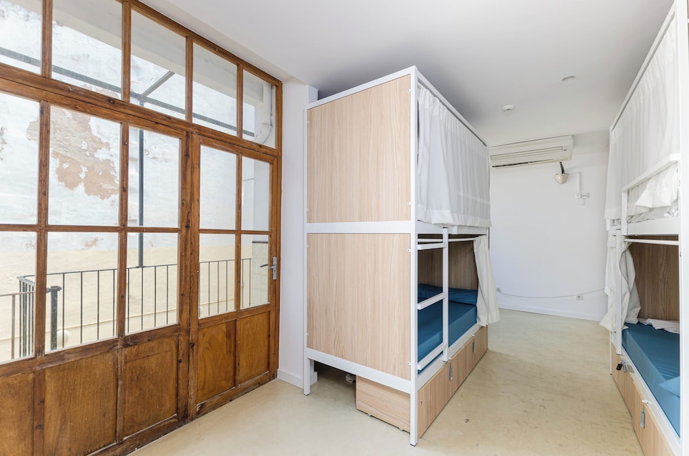 Shared bedroom (1 bed in a 16-bed dormitory)
