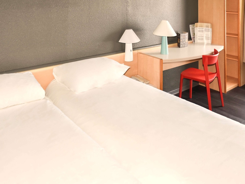 Standard Room, 2 Twin Beds - Photo 7