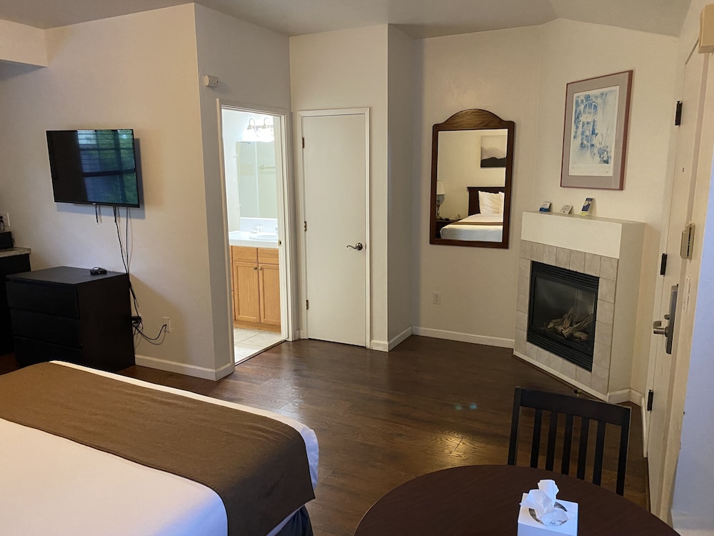 Standard Room, 2 Queen Beds photo 2