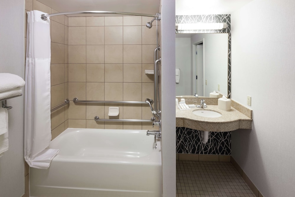 Junior Suite, 1 King Bed, Accessible - Photo 5