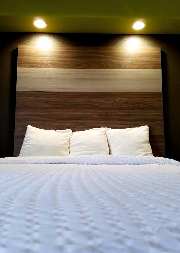 Deluxe Room, 1 King Bed, Accessible, Non Smoking - Photo 3