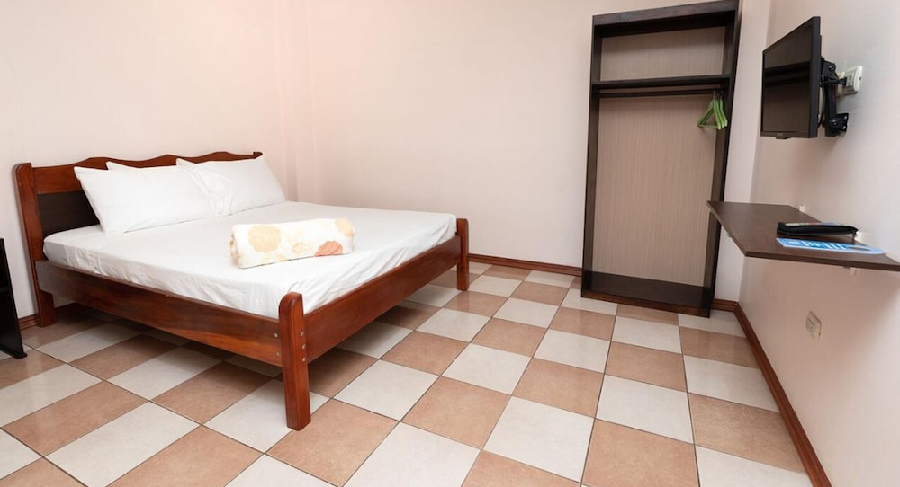 Economy Double Room, 1 full Bed - No Window photo 3