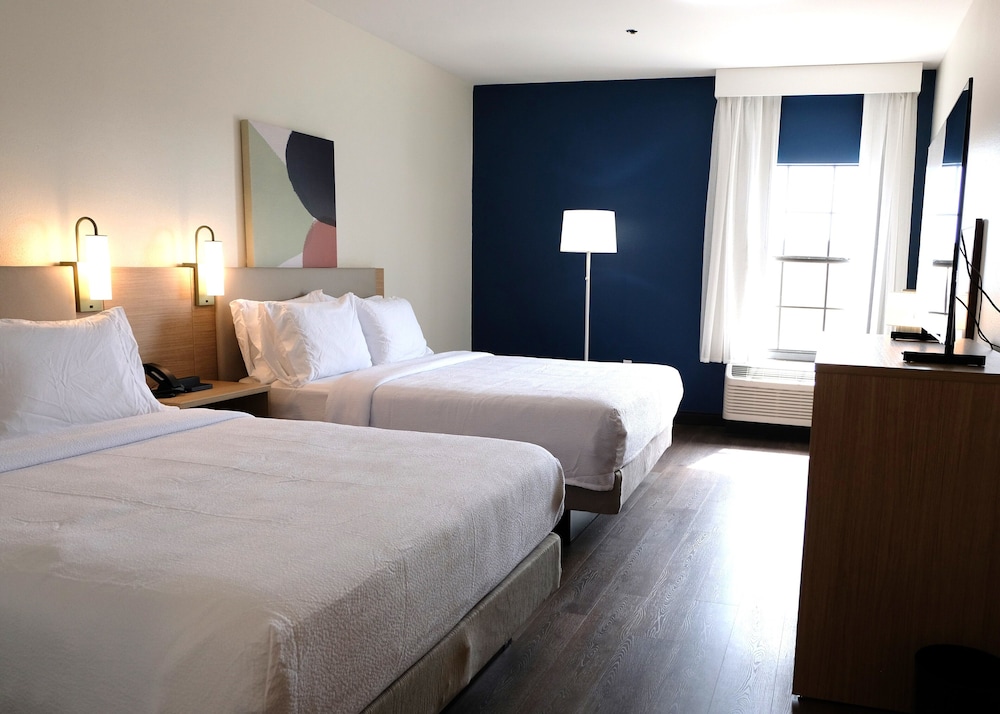 Room, 2 Queen Beds - Photo 1
