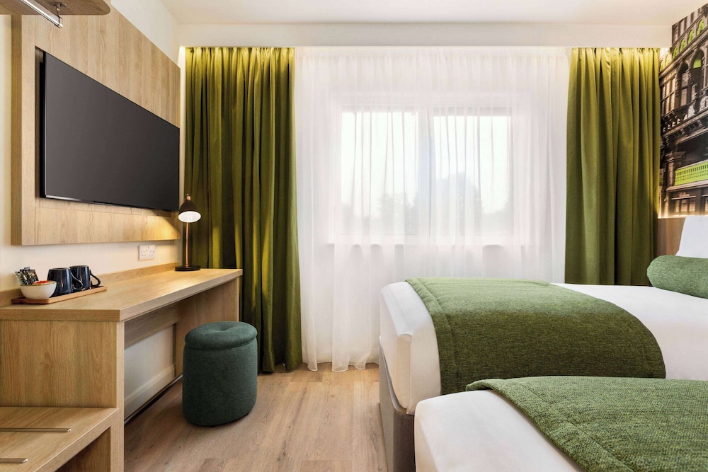 Family Room (1 King Bed and 2 Twin Beds) - Photo 2
