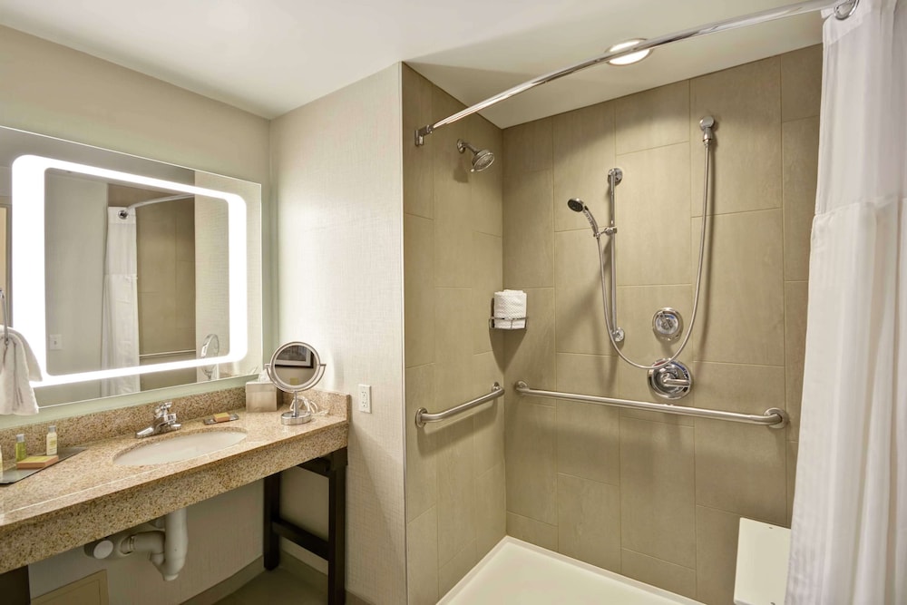 Room, 2 Queen Beds, Accessible, Bathtub (Mobility & Hearing) - Photo 5