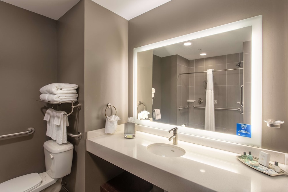 Room, 2 Queen Beds, Accessible (Heritage, Roll-In Shower)