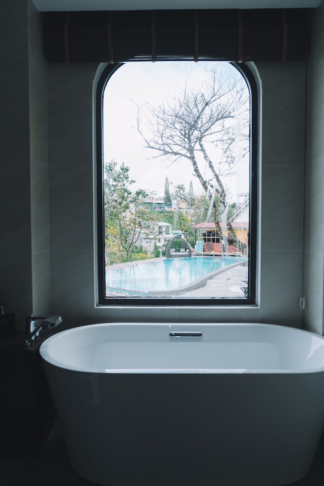 Deluxe Double Pool View - Photo 8