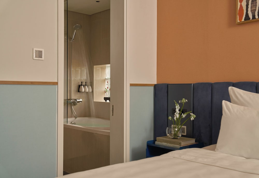 Deluxe City View King Bed photo 3