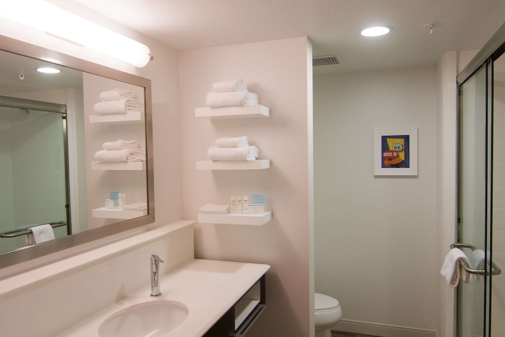 Room, 1 King Bed, Non Smoking, Refrigerator