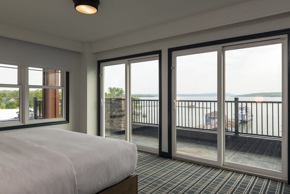 Presidential Suite, 1 King Bed, Lake View photo 2