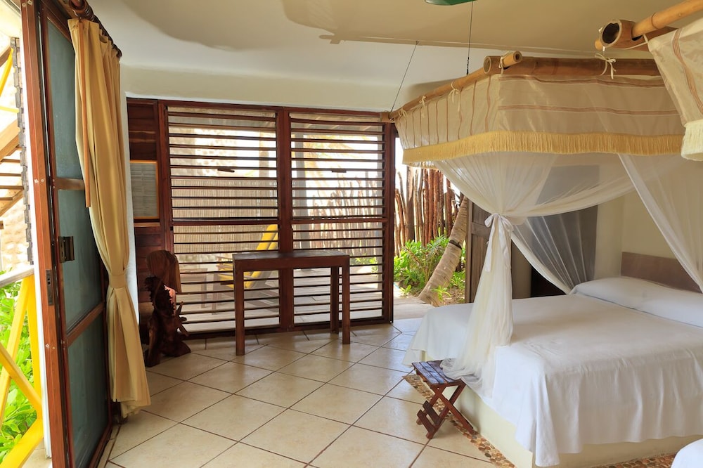 Blanco Amanecer Suite AC Room from 9pm to 8am