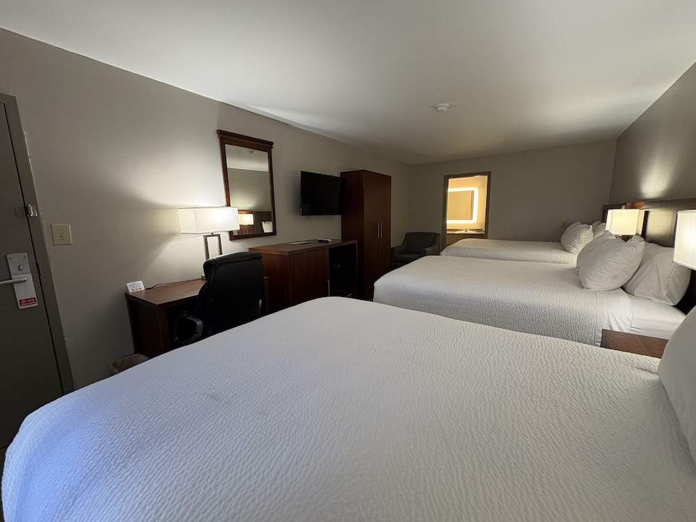Room (3 Queen Beds Smoking) - Photo 3