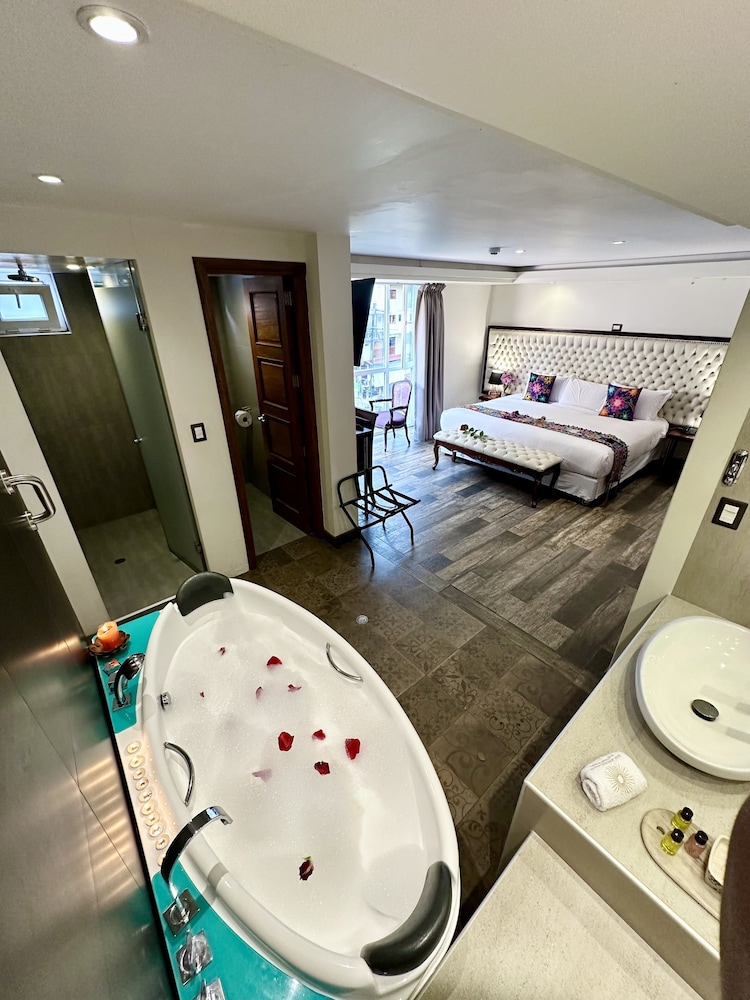 Deluxe Studio Suite, River View (and Mountain View) photo 2