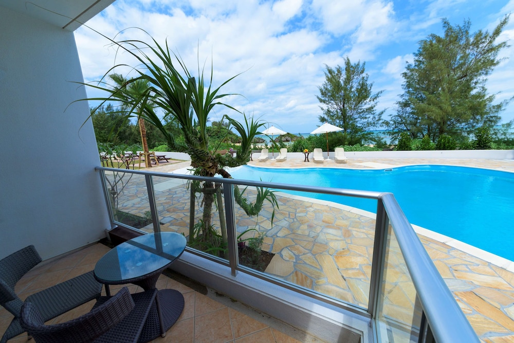 Standard Room, 2 Twin Beds, Refrigerator & Microwave, Poolside (1st Floor;With Extra Bed) photo 3