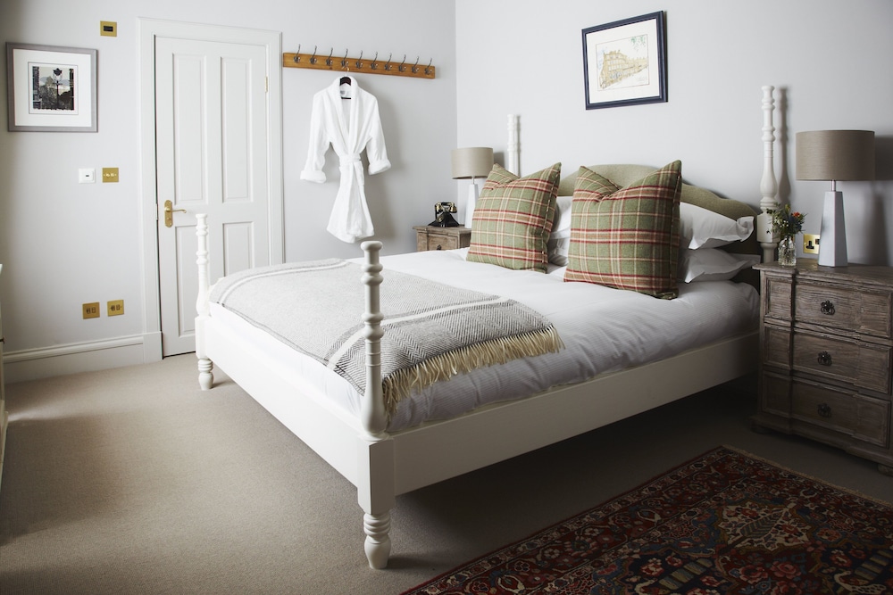 Executive Room, 1 King Bed (located at 4 West Coates) - Photo 7