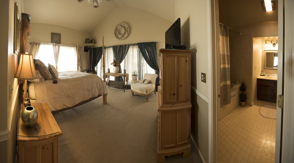 Room, Private Bathroom (10 Royal Queen)