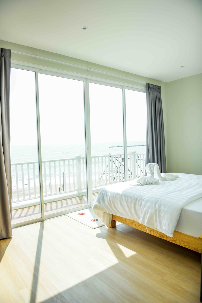 Captain House - Photo 1