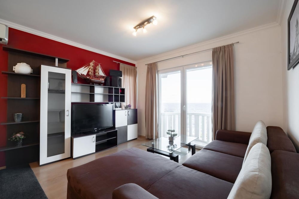 Family House, 2 Bedrooms, 2 Bathrooms, Mountainside (Beachfront Holiday Home) photo 2