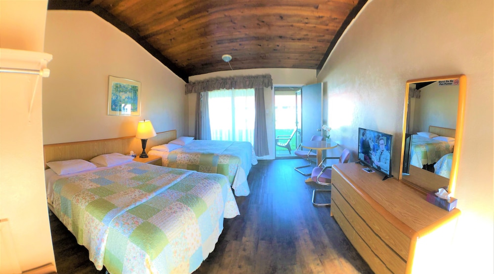 Room, 2 Queen Beds, Non Smoking, Pool View photo 3