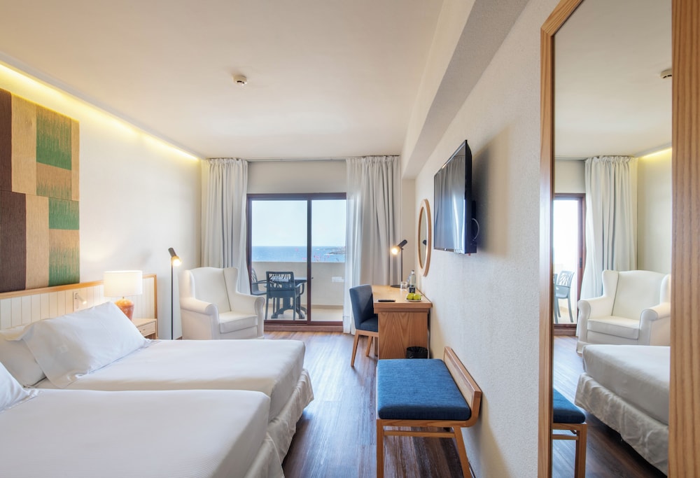 Deluxe Room thumbnail 5