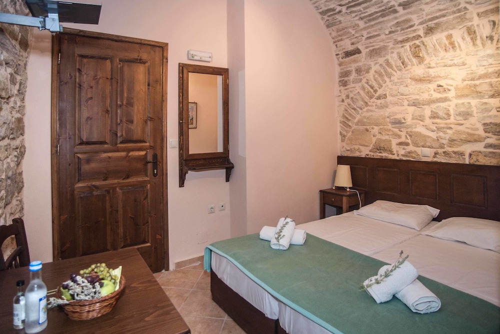 Economy Studio, 2 Twin Beds, Ground Floor photo 2