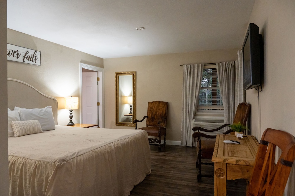 Suite, 1 King Bed, Non Smoking photo 1