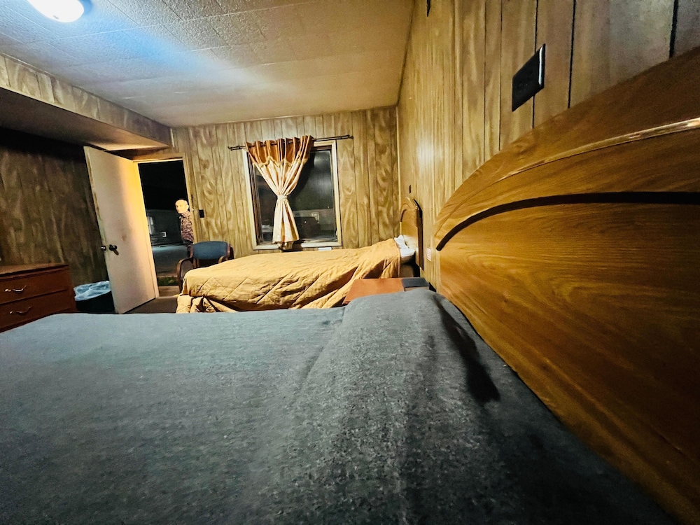 2 Queen Beds with Kitchenette Non-Smoking