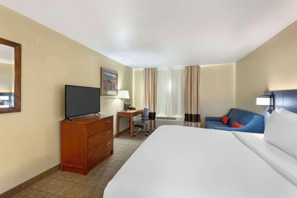 Suite, 1 King Bed with Sofa bed, Non Smoking (Upgrade) photo 3