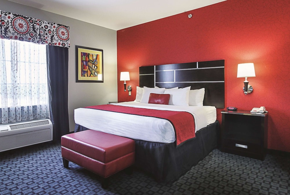 Room, 1 King Bed, Non Smoking - Photo 3