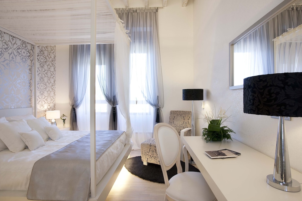 Superior Room, 1 Queen Bed photo 2