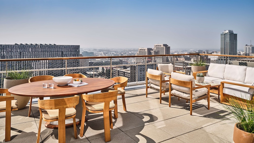 Suite, 1 King Bed, Accessible, Balcony