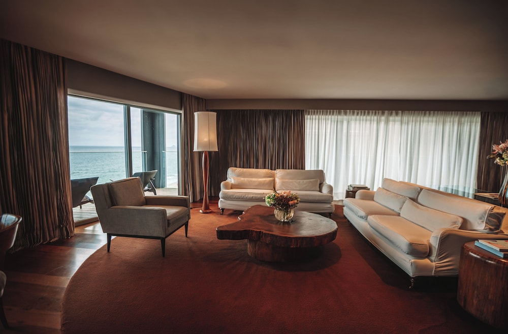 Deluxe Suite, 1 King Bed, Oceanfront thumbnail 5