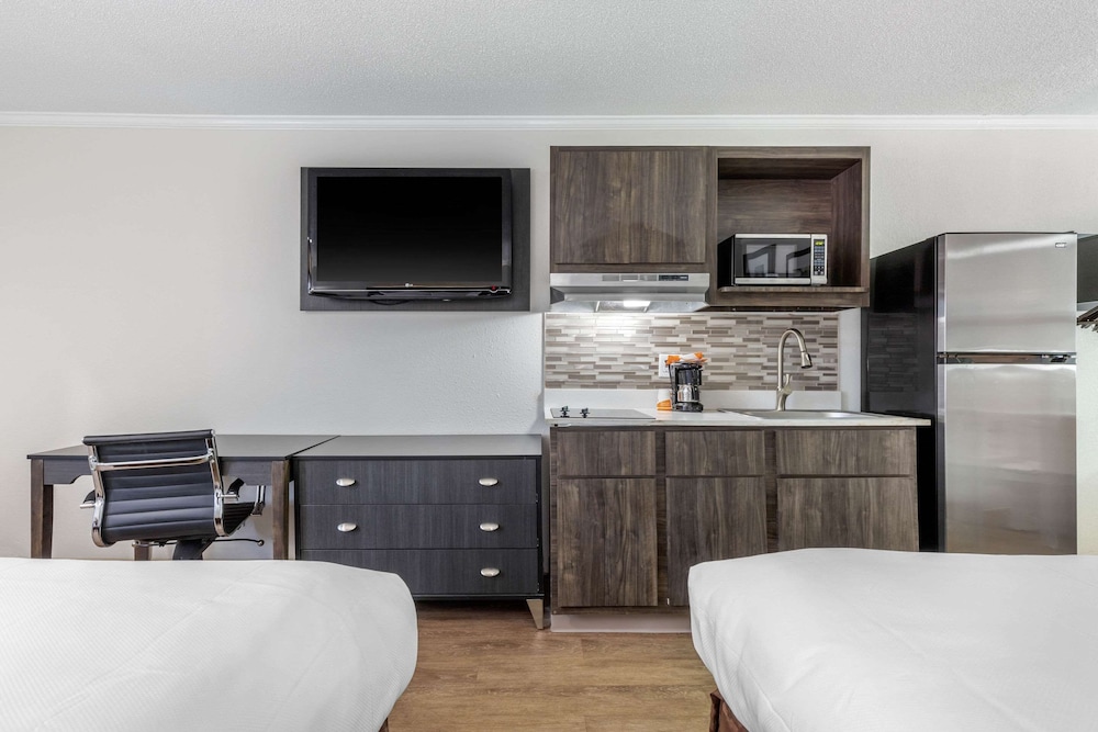 Room, 2 Queen Beds, Smoking (Efficiency) - Photo 5