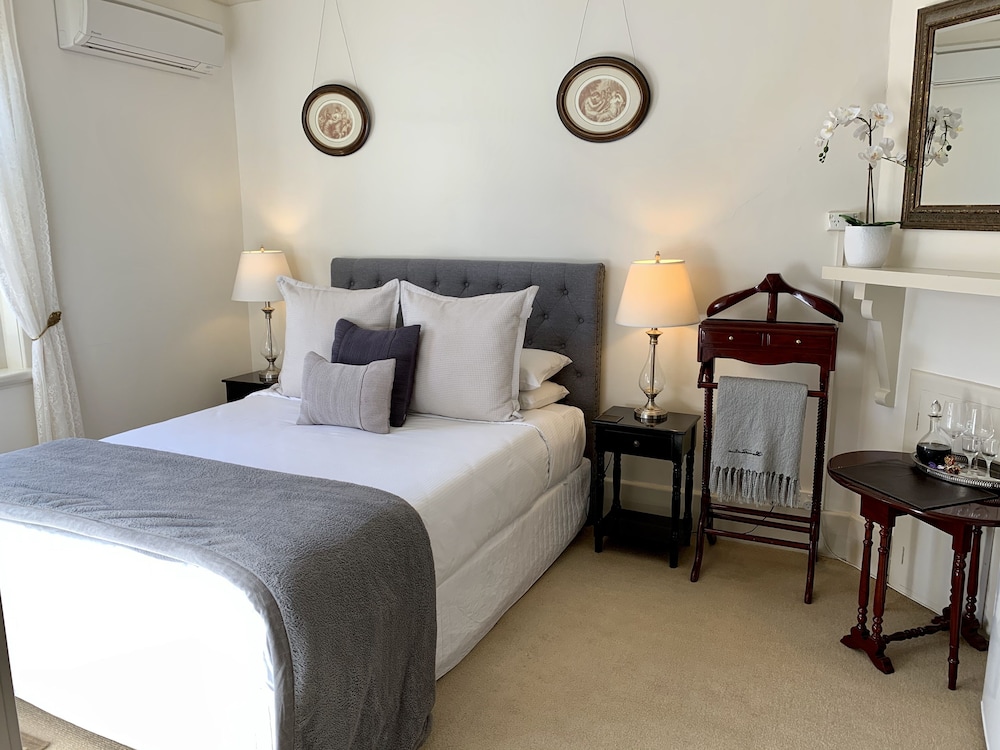 Photinia 1 Queen Bedroom