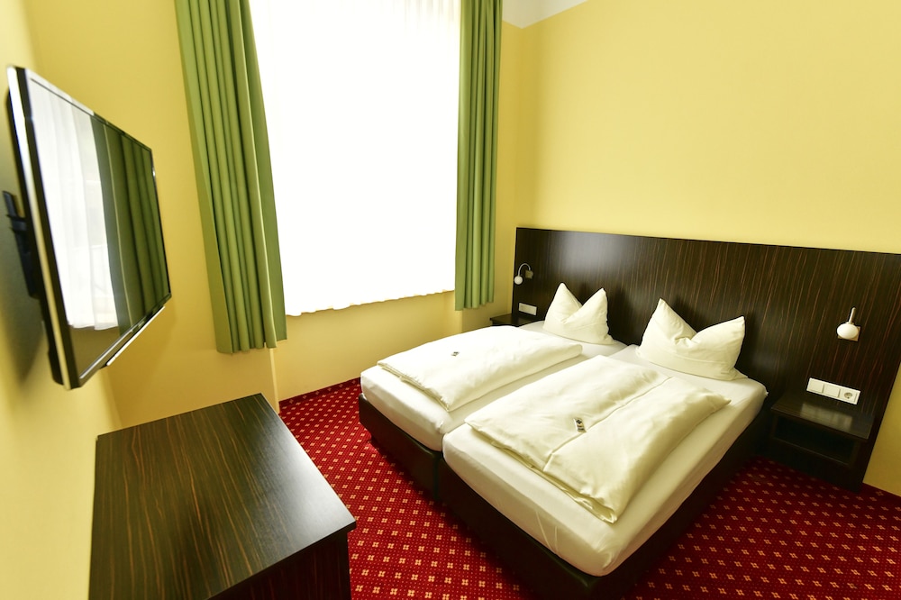 Double Room, 1 King Bed, Non Smoking photo 3