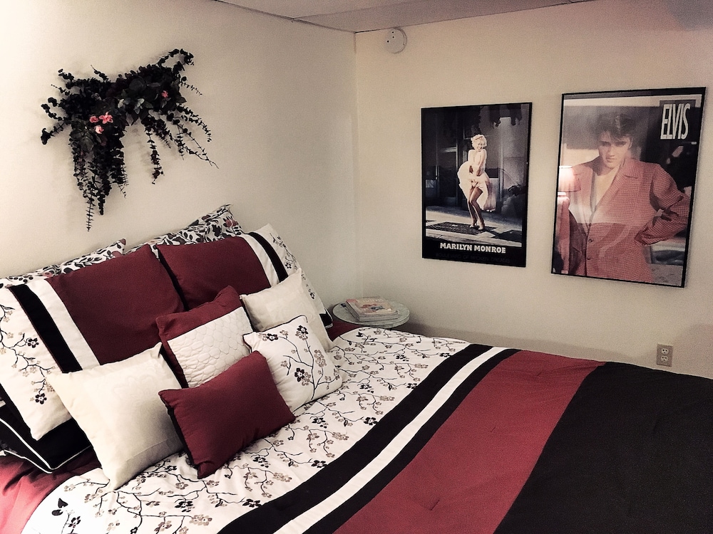 Honeymoon Room (Basement Suite)
