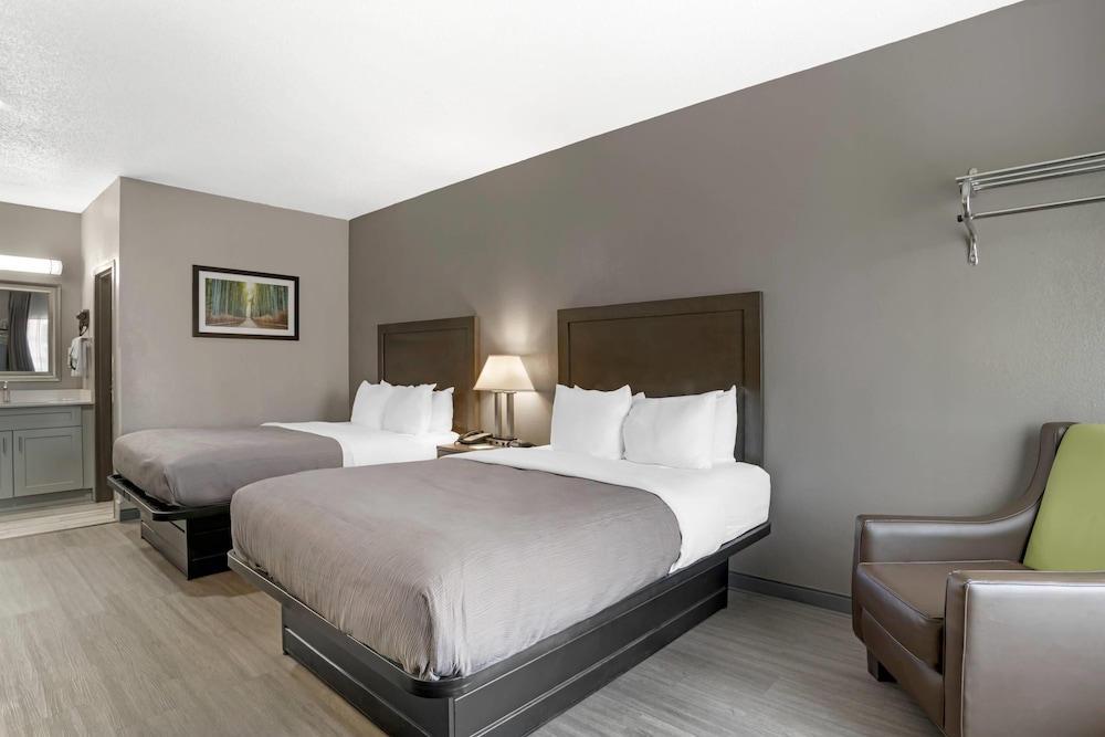 Room, 2 Queen Beds, Non Smoking (Upgrade) - Photo 2