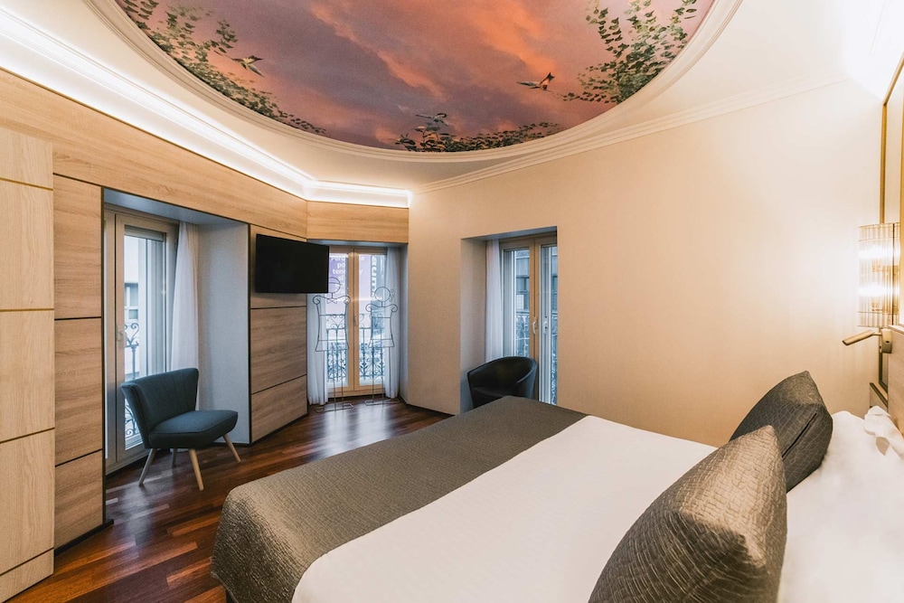 Junior Suite, 1 King Bed with Sofa bed, City View thumbnail 5
