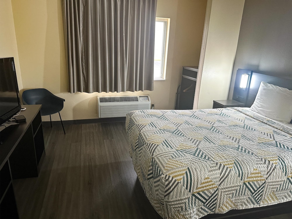 Deluxe Suite, 1 King Bed, Non Smoking, Refrigerator & Microwave - Photo 9