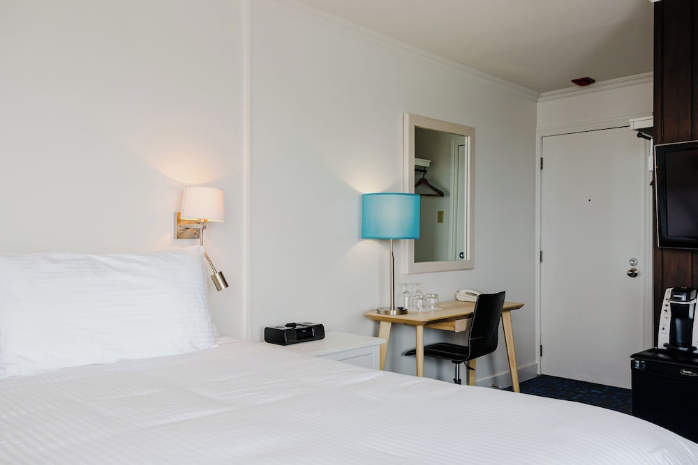 Classic Room, 1 Queen Bed, View (Percé Rock) photo 3