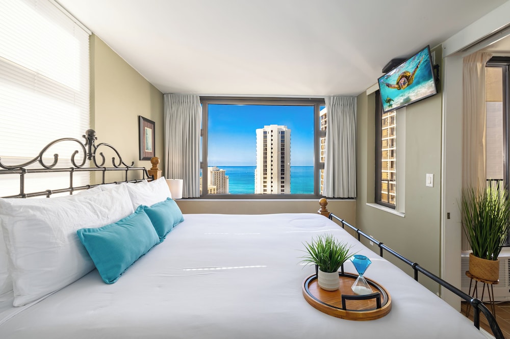 High Floor Ocean View Condo (King Bed and Parking): Condo, 1 Bedroom, Ocean View (0106) photo