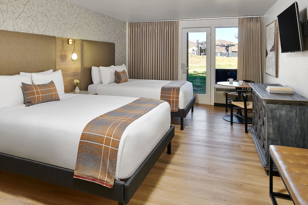 Deluxe Room, 2 Queen Beds - Photo 3