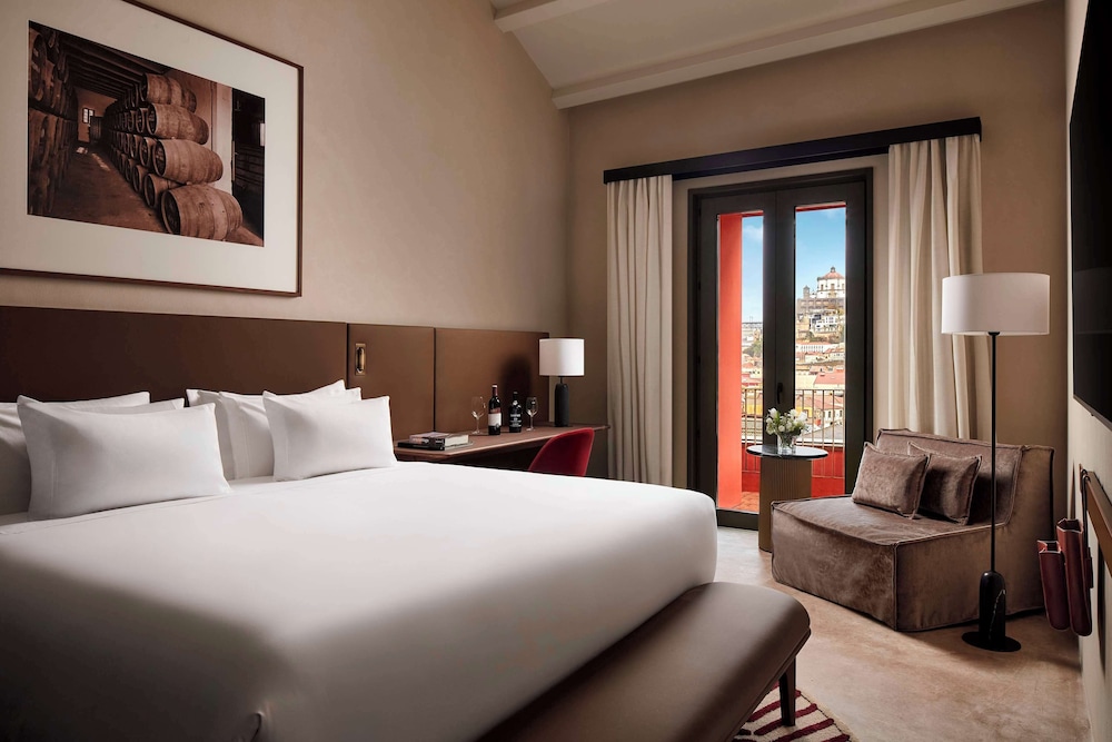 Premium Balcony River View (Extra Bed 3 Adults) - Photo 2