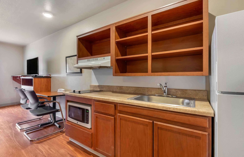 Deluxe Studio, Non Smoking, Refrigerator & Microwave photo 2