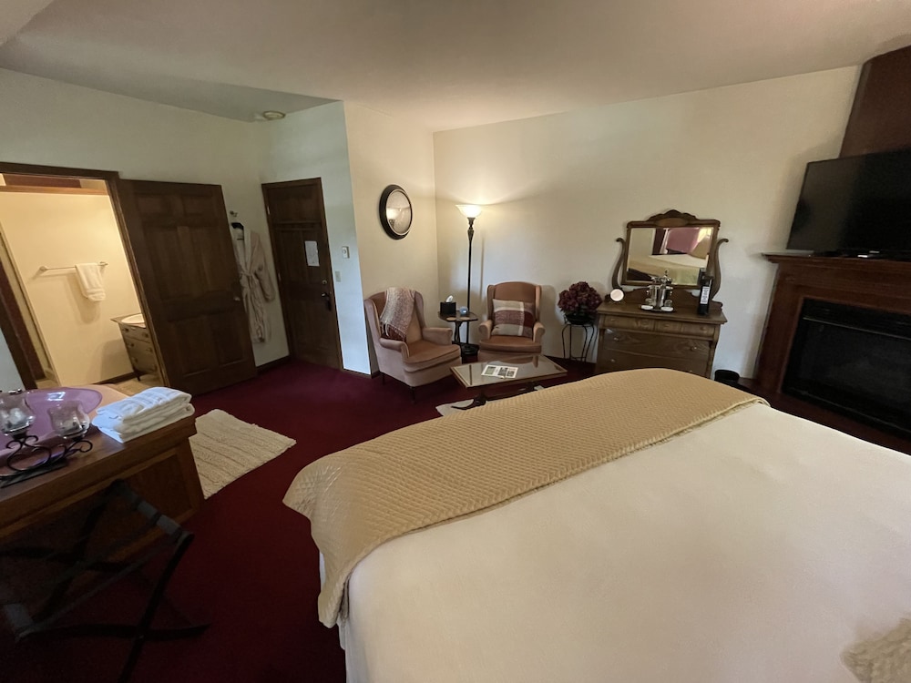 Comfort Studio Suite, 1 King Bed, Jetted Tub, Corner photo 3