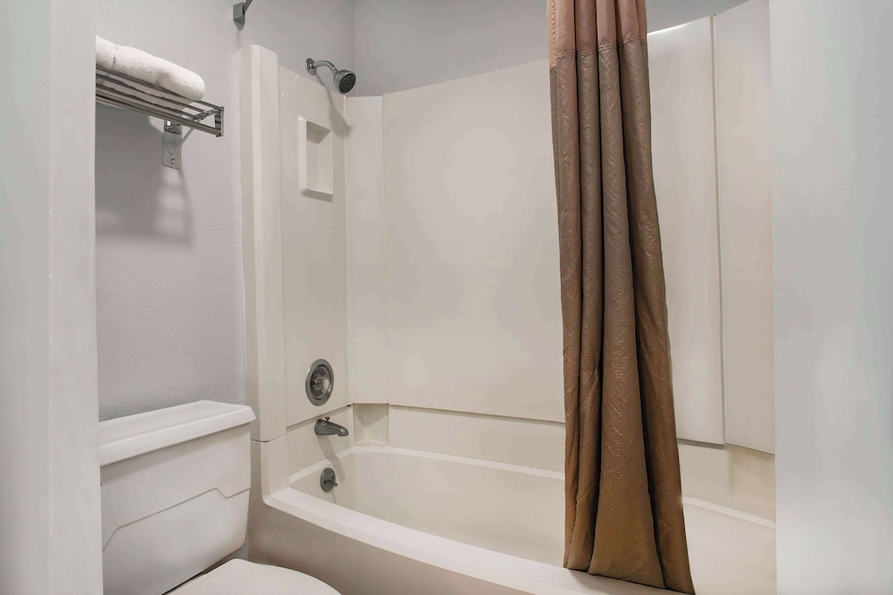 Standard Room, Multiple Beds, Non Smoking - Photo 7