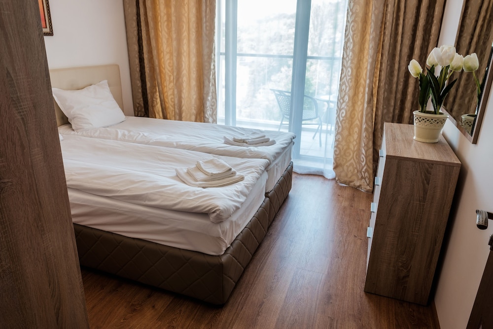 Apartment, 1 Bedroom, Partial Sea View photo 1