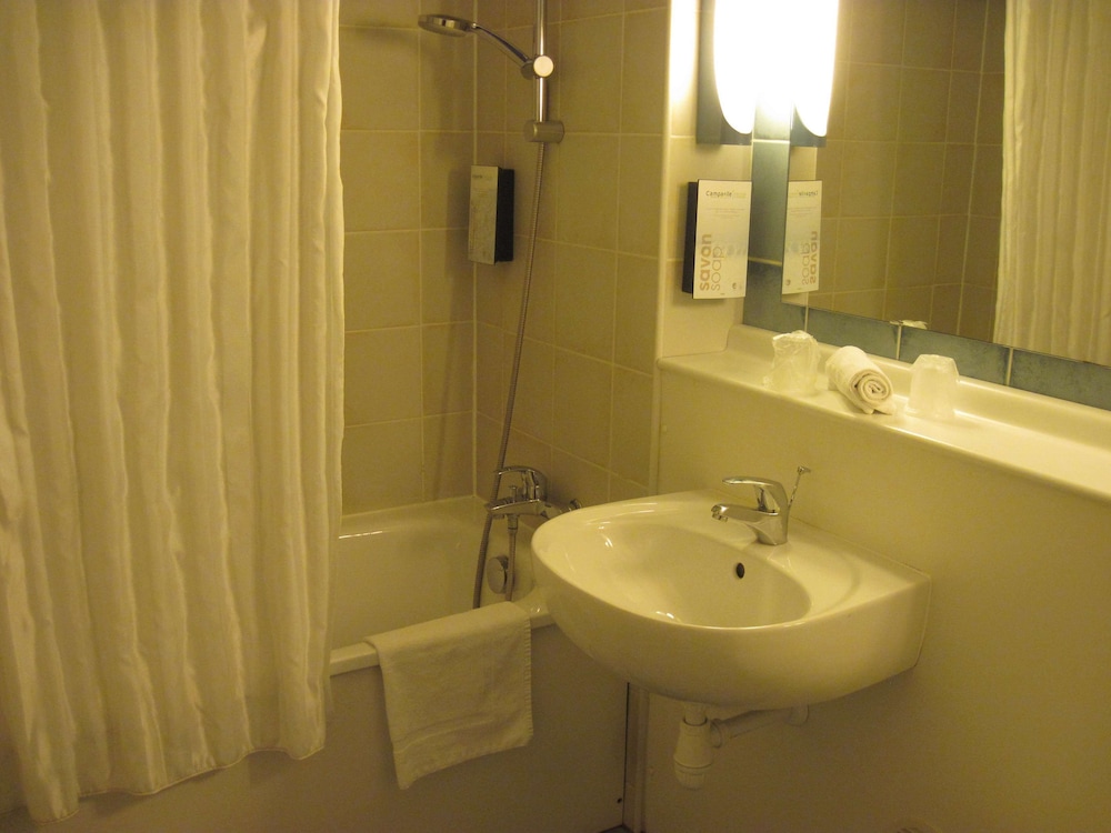 Standard Room, 2 Twin Beds - Photo 7