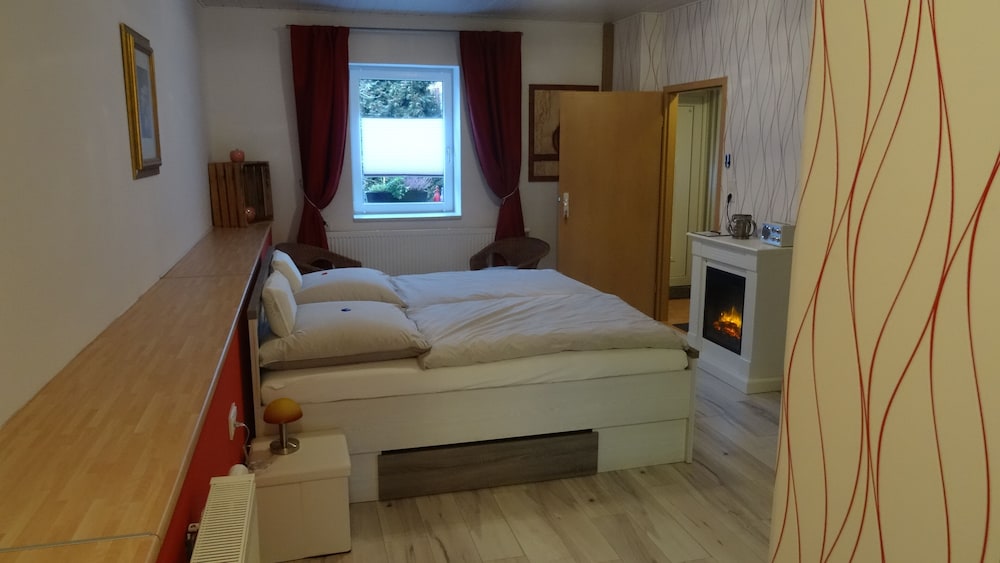 Premium Studio, 1 King Bed, Fireplace, Garden View photo 2